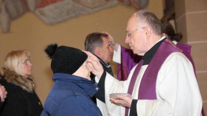 Bild: ads
Pfarrer Ludwig Gradl zeichnet gemeinsam mit Kaplan Florian Weindler (verdeckt) den zahlreichen Gottesdienstbesuchern am Aschermittwoch in Hl. Dreifaltigkeit ein Aschenkreuz auf die Stirn.