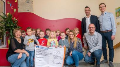 Bild: flt
Die Leiterin des Kindergartens Tanja Ruckdäschel (links) und Erzieherin Christina Schinagl (rechts vorne) bedankten sich für die großzügige Spende bei Florian Löw, Michael Haubner (von rechts) und Stephan Trautner (knieend).