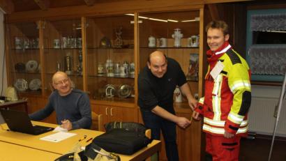 Bild: fks
Zweiter Kommandant Wolfgang Gruber (links) notiert gewissenhaft die Maße seiner Feuerwehrleute, die von Johannes Dachs (Firma Kilian aus Zwiesel, Mitte) aufgenommen werden. Gruppenführer Daniel Grünbauer (rechts) freut sich schon jetzt auf den neuen Schutzanzug.