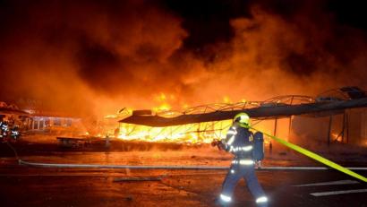 Bild: Feuerwehr Bezirk Karlsbad/exb
In der Nacht auf Dienstag brannten mindestens 30 Verkaufsstände auf dem Asia-Markt bei Eger ab. Mangelnder Wasserdruck und Wind, der die Flammen immer wieder anfachte, erschwerten die Löscharbeiten der fünf Feuerwehren vor Ort.