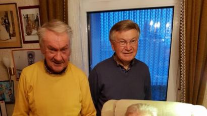 Bild: hai
Seit 60 Jahren ist Alfons Zimmermann (sitzend) bei der KAB Speichersdorf. Fritz Fraunholz (links) und Josef Kohl dankten ihm für seine Treue.