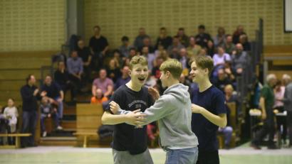 Bild: Tobias Schwarzmeier
Oliver Roy (links) feiert mit Freunden in der Gymnasiumhalle seinen zweiten Volltreffer von der Mittellinie.