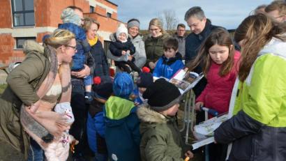 Bild: dob
Die Eltern mit ihrem Nachwuchs nutzten die Chance und kamen auf Einladung der CSU zu einem Treffen, um Spielgeräte für einen neuen Spielplatz im Neubaugebiet "Sommerwiesen" auszuwählen.