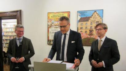 Bild: aks
Staatsminister Bernd Sibler, Heribert Tommek (Literaturarchiv e.V.) und Martin Krafl (Tschechisches Literaturzentrum, von links) starteten die bayerisch-tshechische Literatur-Kooperation.