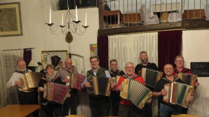Bild: jzk
Zum „Knöpferlstammtisch“ in Kaibitz kamen Herbert und Maria Storek aus Kemnath, Karl-Heinz Deisinger aus Weiden, Erwin Hornauer aus Tröstau/Leupoldsdorf, Ulrich Stöhr aus Regnitzlosau, Werner Heider aus Marktredwitz, Roland Sertl aus Mitterteich, Karl-Heinz Böhm aus Kemnath und Sebastian Zeitler aus Waldsassen (von links).
