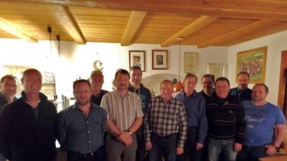 Bild: br
Die neue gemeinsame Führungsmannschaft des Kapellenbauvereins und Wasserverbandes Lienlas/Fuchsendorf (von links): Wolfgang Deubzer, Peter Haberkorn, Richard Scherm, bisheriger Vorsitzender Heribert Melzner, Alois Krockauer, Stefan Schober, Georg Reichenberg, Raimund Scharf, Fritz Bauer, Wolfgang Buchbinder, Bürgermeister Klaus Wagner und Bernhard Pöllath.