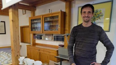 Bild: le
Markus Behr von der "montebera Kaffeerösterei" in Prien am Chiemsee bereitet handaufgebrühten Filterkaffee vor.