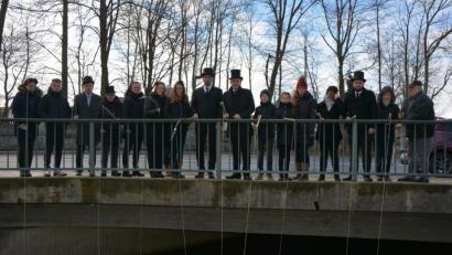Bild: jr
Mit dem traditionellen Geldbeutelwaschen im Seibertsbach endete am Aschermittwoch eine terminreiche Zeit für die Mitterteicher Narren. Mit dabei waren Willi Schneider von der Faschingsvereinigung (rechts), das Prinzenpaar Patrick II. und Susanne II. (Dritter und Vierte von rechts), Bürgermeister Roland Grillmeier (Achter von rechts) und Gaudiwurm-Vorsitzender Michael Zintl (Neunter von rechts).