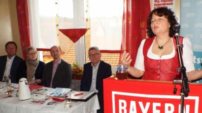 Bild: e
Evangelisch, eine Frau und bei der SPD: Ruth Müller aus Niederbayern teilt beim Politischen Aschermittwoch in Vilshofen ordentlich an die Konkurrenz aus.