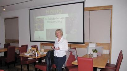 Bild: exb
Apothekerin, Heilpraktikerin und Imkerin Corinna Stoiber sprach beim Imkerverein Nabburg über den Nutzen von Bienenhonig.