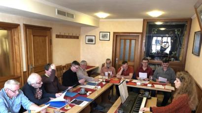 Bild: exb
Konzentriert arbeiten die Sänger und ihre neue Chorleiterin Jana Müller an den Liedern.