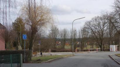 Bild: fjo
Dort wo die Schulstraße in die Bahnhofstraße mündet, entstehen derzeit neue Parkplätze in Eigenregie des Bauhofs, um die oft angespannte Situation im Bereich von Schule und Kindertagesstätte zu entzerren.