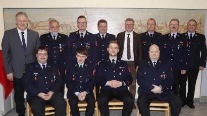 Bild: mfh
Einige Wahlen stehen bei der Feuerwehr Sulzbach-Rosenberg an. Sitzend von links die Vertrauensleute Gerald Ertel, Nico König, Kevin Minks, Markus Pirner; stehend von links Landrat Richard Reisinger, Schriftführer Hans-Jürgen Müllner, Martin Donhauser, Günther Koch, Bürgermeister Michael Göth, Kreisbrandinspektor Christof Strobl, Vorsitzender Thomas Wiesent, Kommandant Armin Buchwald.