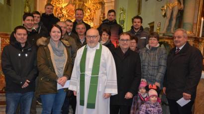 Bild: jr
Über Spenden in Höhe von 1130 Euro für die Sanierung der Leonberger Pfarrkirche freuten sich Pfarrer Anton Witt (Mitte) und Kirchenpfleger Wolfgang Kreger (rechts neben dem Pfarrer). Weihnachtsmarkt-Organisatorin Alexandra Burger (links neben dem Pfarrer) und Bürgermeister Johann Burger (rechts) dankten den Vereinen für ihre Spenden.