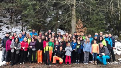 Bild: mor
Kinder, Jugendliche und Erwachsene verbringen einen tollen Tag im Skigebiet Keilberg. Pistenschwingervorsitzender Harald Friedrich und Jugendwartin Birgit Regner (vorne knieend, von rechts) haben die Fahrt organisiert.