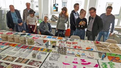 Bild: Dobmeier
Kreative Entwürfe, Drucke, bunte Collagen und Zeichnungen sowie Objekte gibt es beim Tag der offenen Tür der Designakademie zu sehen.