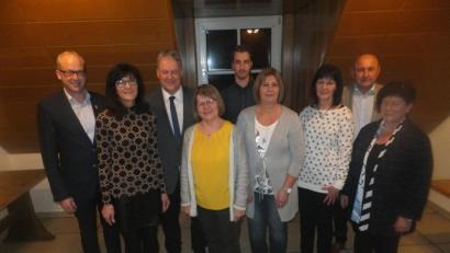 Bild: ibj
Den geehrten Mitgliedern der Hahnbacher Frauen-Union gratulieren Bürgermeister Bernhard Lindner, Landrat Richard Reisinger und JU-Vorsitzender Julian Schall (hinten, von links) sowie Kreisgeschäftsführerin Brigitte Trummer und CSU-Vorsitzender Georg Götz (von rechts).
