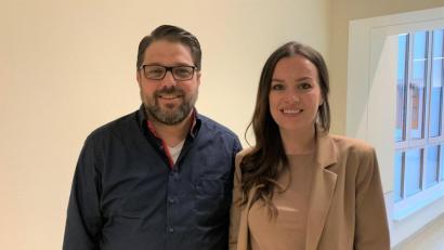 Bild: exb/Krebs
Klinikmanagerin Kathrin Hofstetter begrüßt Steffen König als neuen Pflegedienstleiter an der Asklepios-Klinik Oberviechtach.