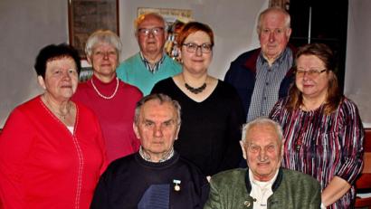 Bild: R. Kreuzer
Den langjährigen Mitgliedern gratulieren Vorsitzende Sabine Zenger (stehend, Mitte) und Rosa Prell (rechts).