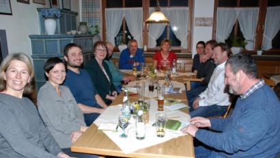 Bild: sche
Vertreter der Obst- und Gartenbauvereine aus dem Bereich der Gemeinde Freudenberg tauschen ihr fachliches Wissens mit (von rechts) Richard Lehmeier vom Landschaftspflegeverband Amberg-Sulzbach und Bürgermeister Alwin Märkl sowie der Gartenfachberaterin Michaela Basler (hinten rechts) aus.