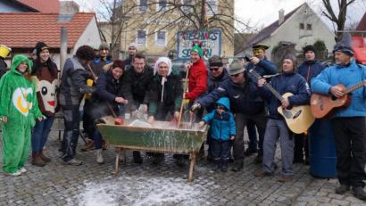 Bild: weu
Freunde und Mitglieder des Faschingsvereins trafen auf dem Dorfplatz zum traditionellen Geldbeutelwaschen.