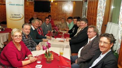 Bild: Dobmeier
Die Energiewende sowie EU-, Bundes- und Kommunalpolitik sind Zündstoff für Bernhard Schmidt vom FW-Landesvorstand (Dritter von rechts) beim Politischen Aschermittwoch der Freien Wähler Weiden.