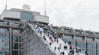 Bild: Ossip van Duivenbode
Paradebeispiel für Zwischennutzung: Eine Freitreppe führte 2016 am Rotterdamer Hauptbahnhof für einen Monat aufs Dach eines Großhandelsgebäudes. Sie eröffnete einen spektakulären Blick über die niederländische Hafenstadt.