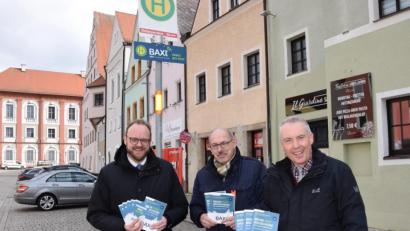 Bild: exb
Landrat Andreas Meier und die ÖPNV-Verantwortlichen Martin Koppmann und Karlheinz Schubert appellieren an die Bürger, den Anrufbus Baxi rege zu nutzen. Ein Ansporn zum Ausprobieren sind die Gutscheine, die in den nächsten Tagen an alle Haushalte verteilt werden.