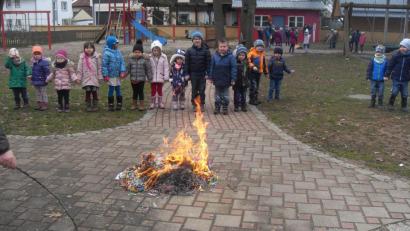 Bild: rpp
Im Garten wurden die Luftschlangen verbrannt und damit für Alle sichtbar der Fasching beendet. Die Fastenzeit beginnt.