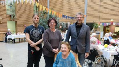 Bild: jzk
Zweiter Bürgermeister Hermann Schraml, Heimleiterin Claudia Heier und der stellvertretende Pflegedienstleiter Kevin Wienerl (von rechts) gratulierten Edda Fleißner zu ihrem 80. Geburtstag.