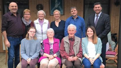 Bild: tu
Eberhard und Irmgard Jentsch (vorne, Mitte) freuen sich über die Glückwünsche ihrer zwei Kinder, Schwiegerkinder, zwei Enkelinnen, Resi Pflaum (Schwester der Jubilarin) und Bürgermeister Rainer Rewitzer (hinten, rechts).