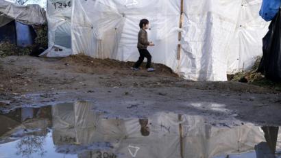 Bild: Aggelos Barai/AP/dpa
Ein Junge geht nach einem Regenfall an einem provisorisch errichteten Zelt außerhalb des Flüchtlingslagers Moria (Griechenland) vorbei. Die Lager auf den Inseln Lesbos, Samos, Chios, Kos und Leros sind völlig überfüllt, und die Atmosphäre ist entsprechend verzweifelt.