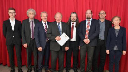 Bild: sfo
Bei der Verabschiedung sprachen (von links) Simon Mehler von der SMV, Landrat Wolfgang Lippert, der Ministerialbeauftragte für Gymnasien der Oberpfalz, Franz Xaver Huber, der scheidende Schulleiter Oberstudiendirektor Georg Hecht, Elternbeiratsvorsitzender Claus Bitterer, Personalratsvorsitzender Oberstudienrat Tobias Lang, Theodor Ernstberger von den Fachschaften Mathematik und Physik und die stellvertretende Schulleiterin, Studiendirektorin Christine Güntner.