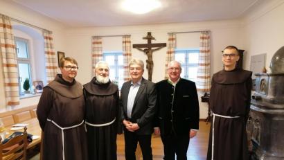 Bild:  Koller/exb 
Die gute Zusammenarbeit am Berg lobten (von links) Guardian Pater Seraphin Broniowski, Pater Provinzial Jacek Koman, Kirchenpfleger Franz Mertel, Kirchenrat Michael Koller und Pater Mariusz Uniżyck.