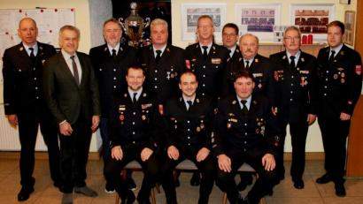 Bild: jr
Ehrungen von aktiven Mitgliedern sowie Beförderungen nahm die Feuerwehr Mitterteich vor. Im Bild (stehend, von links) Kommandant Franz Bauernfeind, Bürgermeister Roland Grillmeier, Franz Zeitler, Thomas Stöckl, Zweiter Kommandant Günther Sommer, Kreisbrandinspektor Stefan Gleißner, Kreisbrandrat Andreas Wührl, Kreisbrandmeister Albert Fröhlich und Vorsitzender Christian Grillmeier sowie (sitzend, von links) Klaus Helm, Armin Degelmann und Peter Kraus.
