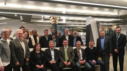 Bild: ihl
Platz nehmen ist ausdrücklich erwünscht. MdB Marianne Schieder, MdL und Landratsstellvertreter Joachim Hanisch, Landrat Thomas Ebeling, Grünen-Kreisrat Rudi Sommer und Architekt Peter Thammer (von links) testen bei der Segnung des Foyers im Landratsamt im Beisein zahlreicher Gäste die Sitzgelegenheit.