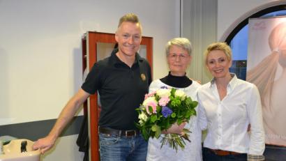 Bild: pz
Nach 28 Arbeitsjahren im Frisörsalon Kliebhan geht Šárka Zemanová in Ruhestand. An diesem Freitag ist ihr letzter Arbeitstag. Angela und Alfons Kliebhan überreichten Blumen und ein Präsent.