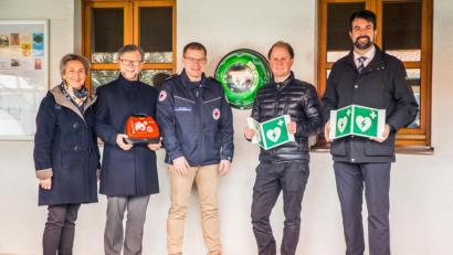 Bild: exb
Ein Defibrillator ist seit Kurzem am Pfarrheim angebracht.