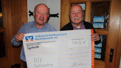 Bild: kro
Den Einnahmenüberschuss des DJK-Förderkreis in Höhe von 414,32 Euro überreichte Vorsitzender Albert Üblacker (rechts) an DJK-Hauptvereinsvorsitzenden Hubert Mark.