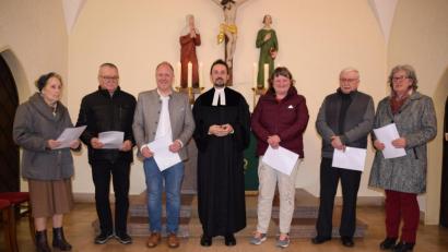 Bild: wku
Pfarrer Stefan Fischer (Mitte) dankt den sechs Paten, die die Restaurierung der Altarleuchter ermöglichen.