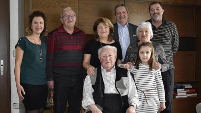 Bild: sck
Zur Feier des runden Geburtstags versammelt (von links): Enkelin Stefanie, Sohn Reinhard, Tochter Hildegard mit Vater Willy Feder, Bürgermeister Joachim Neuß, Tochter Gabriele mit Urenkelin Giuliana und Schwiegersohn Rudi.