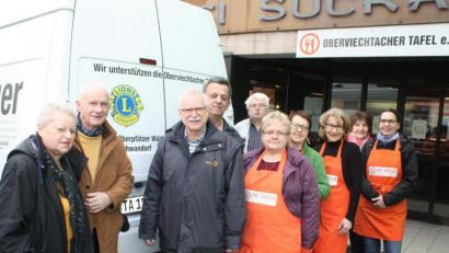 Bild: lang
Peter Eckstein, Vizepräsident des Lions Clubs Oberpfälzer Wald (Zweiter von links), würdigte die ehrenamtliche Arbeit des Vereins "Oberviechtacher Tafel", der von Friedrich Keller (Dritter von links) geleitet wird. Der Club unterstützt den Unterhalt des Kühlwagens mit 1800 Euro.