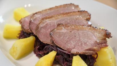 Bild: Gabi Schönberger
Zart rosa kommt die Entenbrust aus der Pfanne. Serviert wird sie in dünnen Scheiben auf dem Ananas-Rotkohl.