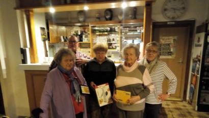 Bild: exb/Christa Hartwich
Siegerin Eva Kamm, Zweiter Siedler-Vorsitzender Jürgen Beierkarre, Renate Herbrecher, Mathilde Schuller und Vorstandsmitglied Christa Hartwich (von links) nach der Siegerehrung des Damenschafkopfturniers.