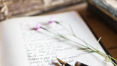 Bild:  Andreas Gruhl – stock.adobe.com
Es genügt schon, sich regelmäßig Notizen zu machen oder einige Sätze aufs Papier zu bringen, um sich besser zu fühlen.