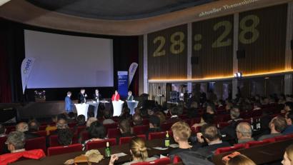 Bild: Petra Hartl
Volle Themenpalette, volles Haus: Rund 200 Zuhörer fanden sich zur Podiumsdiskussion im Ring-Theater ein.