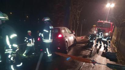 Bild: Würth, Wolfgang
Die Feuerwehr Weiden zieht das Fahrzeug den Abhang wieder hoch.