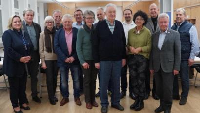 Bild: weu
Bei den Neuwahlen wurde die Vorstandschaft des Fördervereins der Doktor-Eisenbart-Schule bestätigt, lediglich bei den Beisitzern und Erzieherinnen gab es Veränderungen. Karl-Heinz Stoppa (Sechster von rechts) steht weiter an der Spitze.