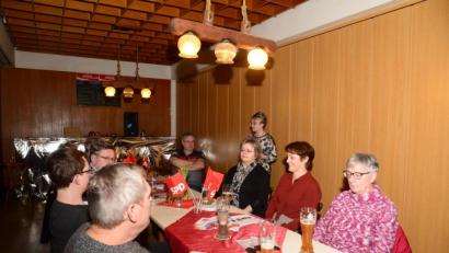 Bild: bey
In kleiner Runde trifft sich der SPD-Ortsverein Luhe-Wildenau zu seiner zweiten Wahlversammlung, in der Bürgermeisterkandidatin Julia Bayer neue Themen aufgreift.