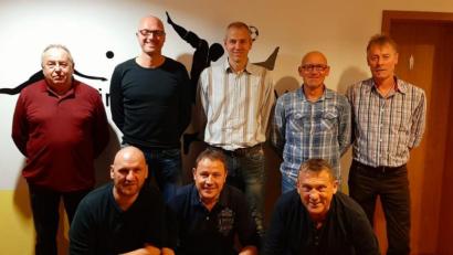 Bild: Norbert Rösch
Die Alten Herren des SV Hahnbach verabschieden ausscheidende Spieler (stehend, von links): Manfred Märtin, Christian Meier, Michael Dotzler, Norbert Seebauer und Hermann Rösl; vorn (von links): Sebastian Lerner, Klaus Seifert und Hans-Jürgen Wagner.